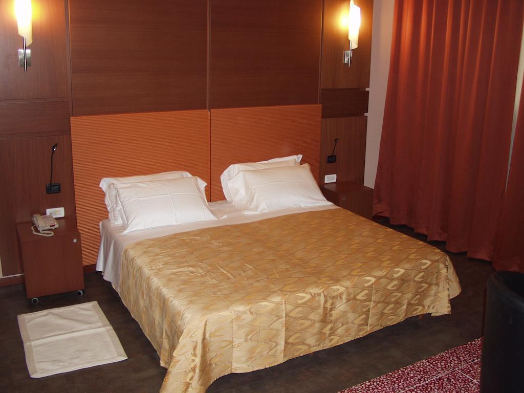 Hotel Mareschi Palace โนวารา ภายนอก รูปภาพ