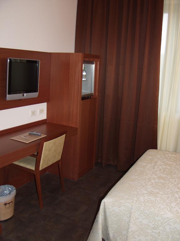 Hotel Mareschi Palace โนวารา ภายนอก รูปภาพ